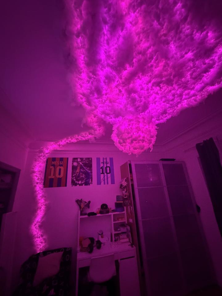 Nuage LED allumé en rose au plafond d'une chambre — installation sur mesure Just Cloud 95