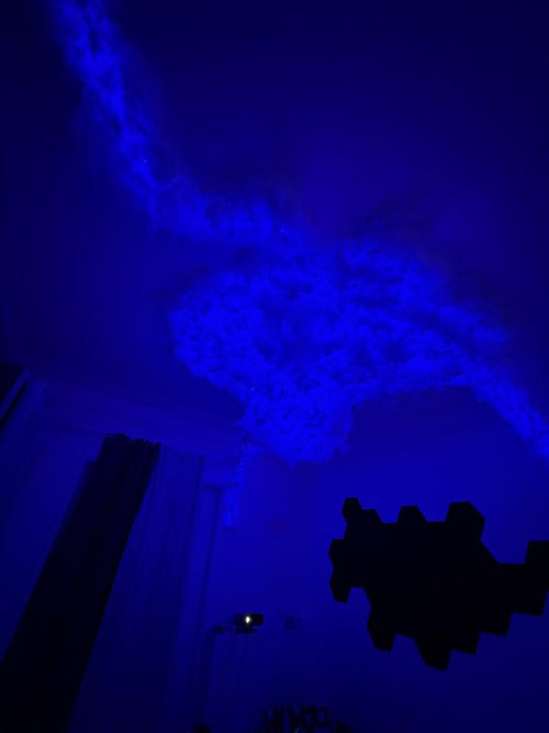 Nuage LED allumé en bleu au plafond — installation sur mesure Just Cloud 95